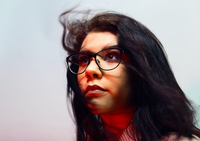 女人戴着眼镜看
